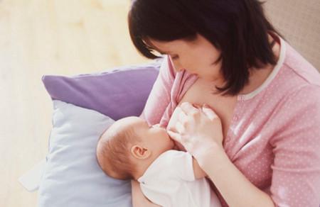 喂奶姿势不正确的危害，可能会导致宝宝听力有问题！