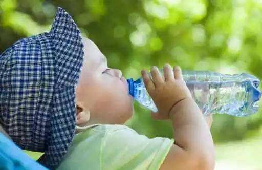 宝宝可以喝矿泉水吗 宝宝喝水有讲究，白开水最好