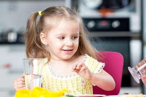 宝宝可以喝纯净水吗 宝宝最好的饮料是白开水你造吗