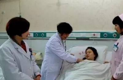 孕妇怀上双胞胎，老公却让打掉，孕妇坚持生下后......