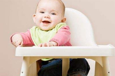宝宝不愿意坐餐椅吃饭怎么办 孩子不坐餐椅老要站起来怎么办