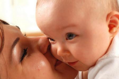 母乳和配方奶粉能不能混在一起给宝宝喝？