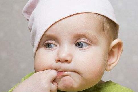 宝宝喜欢用手打自己的头怎么回事 宝宝用手打自己头是好玩吗