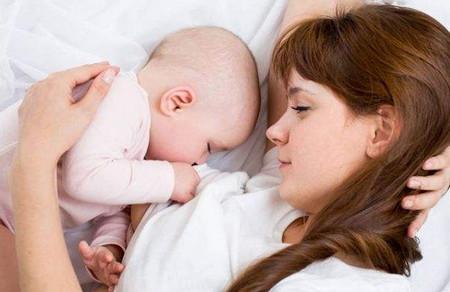 母乳擦脸真的可以治疗湿疹吗？这些关于母乳的传言靠谱吗？