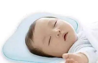 新生儿睡觉需要枕枕头吗？如何让宝宝睡出好看头型？