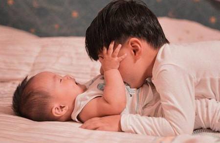 有了二胎要如何对待大宝，好怕大宝说我偏心