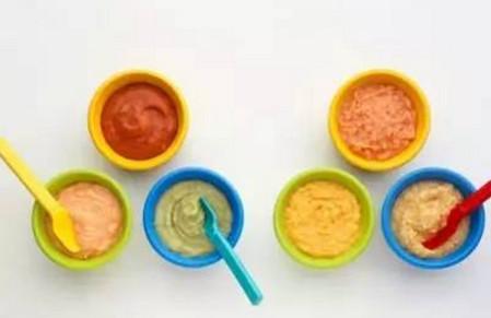 怎么样让添加辅食的宝宝去体验和适应各种食物？