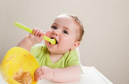 别强迫饱食的孩子入睡，该如何预防宝宝睡觉时食物倒流？
