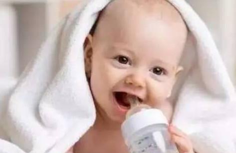 医生总让宝宝多喝水是怎么回事？如何科学饮水？
