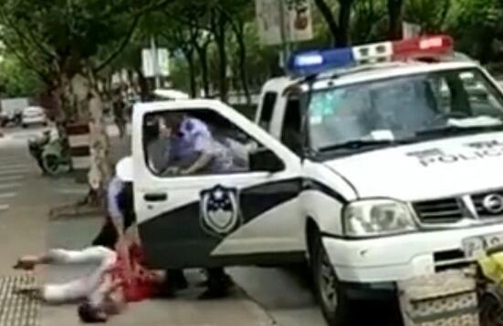 上海一民警绊摔抱娃女子 怀中孩子摔倒在地引无数网友热议
