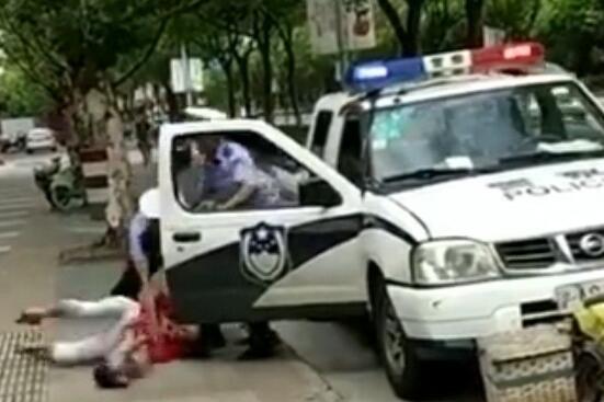 上海一民警绊摔抱娃女子 怀中孩子摔倒在地引无数网友热议