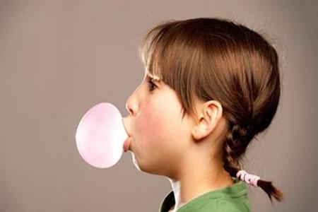 小孩子爱吃口香糖，口香糖能给孩子嚼吗？