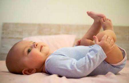 什么时候给孩子枕枕头？先看看这个部位发育好没？