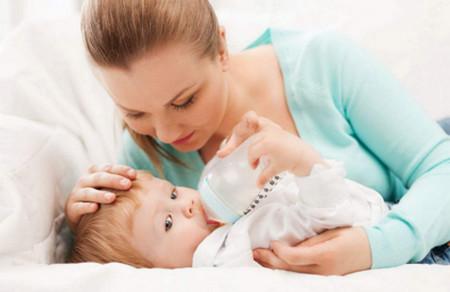 为宝宝挑选什么材质的奶瓶好？