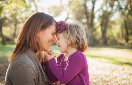 女童地铁口赤裸玩耍，家长应该怎么做？是尊重还是放纵