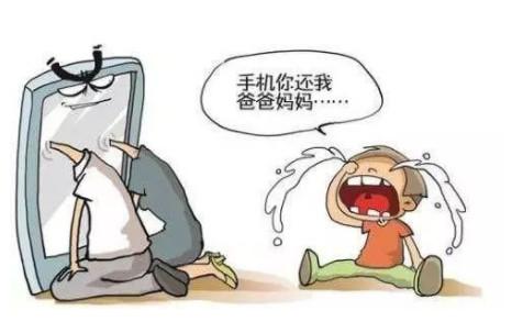 你低头“认真”看手机时，却不知孩子也在认真看你~