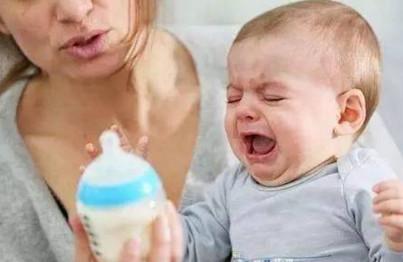 宝宝呛奶“竖抱+拍背”竟是错的？那该怎么做呢？