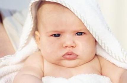 宝宝吃奶后打嗝溢奶是怎么回事？如何预防宝宝打嗝溢奶？