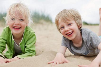 儿子一岁半见到陌生人就怕是什么原因？不能看成是有问题的孩子