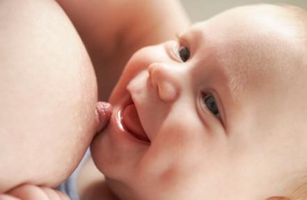 如何防止母乳喂养引起胸下垂？做好以下四点