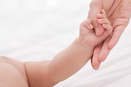 宝宝手心发热是怎么回事 孩子手心发热的原因是什么