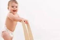 宝宝九个月就会走路了，是不是发育太早了？