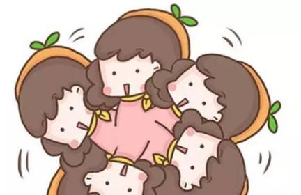警察叔叔突然接到一个电话，小女孩说：“我妈妈打我，快来把她抓走......”