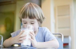 宝宝补钙别喝这3种“假牛奶”，越喝越伤害身体健康