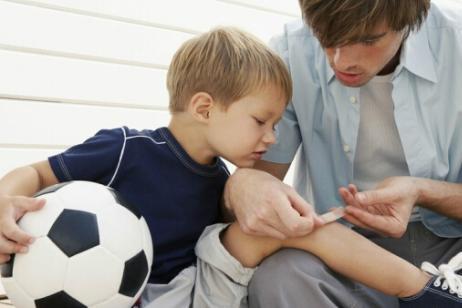 宝宝擦伤用什么药 宝宝好动易受伤这些外用药家中常备