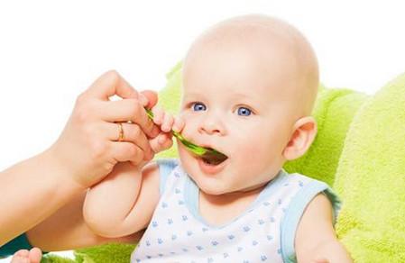 宝宝到了吃辅食的年龄，他不吃辅食怎么办?