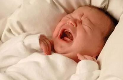孩子爱流泪眼屎多就是上火吗？小心泪囊炎！
