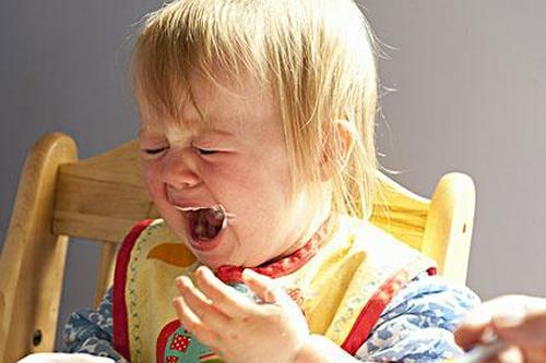 宝宝吃饭呛到气管的症状 如何判断食物是否呛到孩子气管