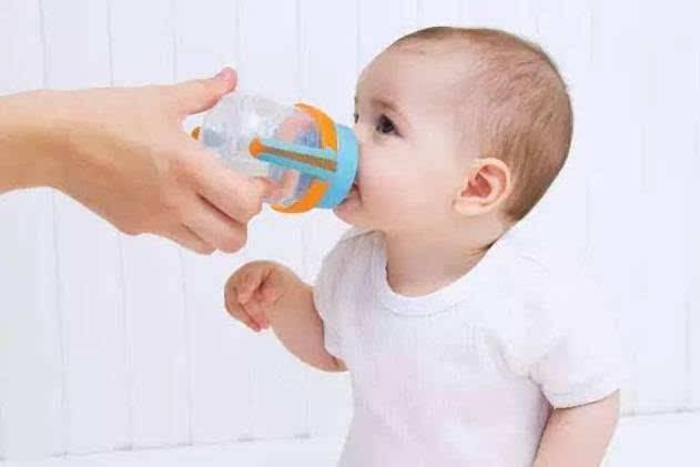 为什么宝宝喝水老呛到 孩子一喝水就呛到咳嗽是怎么回事