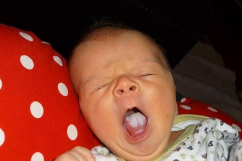 婴儿鹅口疮都有哪些症状？你家宝宝嘴里长白毛是鹅口疮吗？