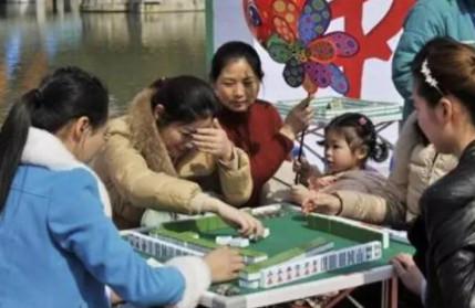 有了孩子后，千万别沉迷于”麻将“了！结果太凄惨了