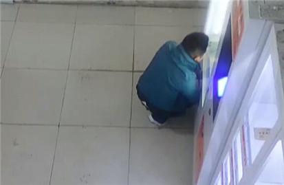 男子半夜在成人用品店竟干这事