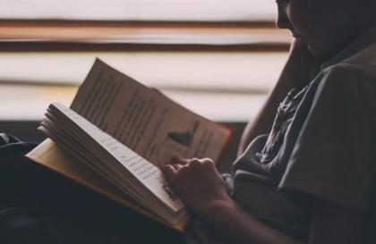 孩子总是重复读一本书是什么原因？家长要怎么做？