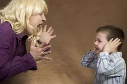 8岁男孩长期被父母打骂，患上抽动症被迫休学！