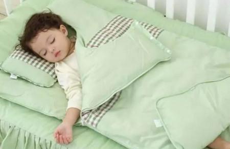 秋天究竟要怎么给宝宝盖被子，宝宝才能不生病？