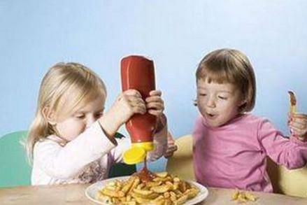 这些零食千万不要给孩子吃！对孩子的危害非常大！