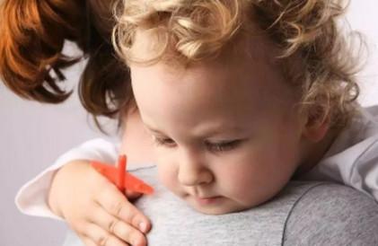 宝宝不爱打招呼背后的原因是什么？该怎么引导？