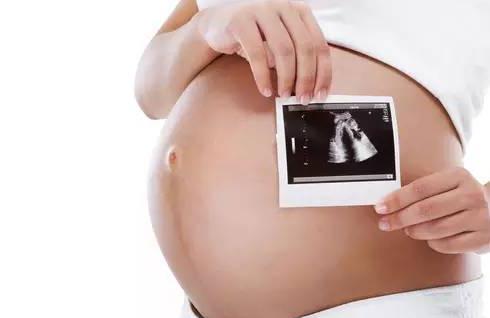胎位不正是什么原因引起的？矫正胎位的两个方法