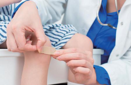 孩子磕碰扭伤怎么办？扭伤后热敷好还是冰敷好