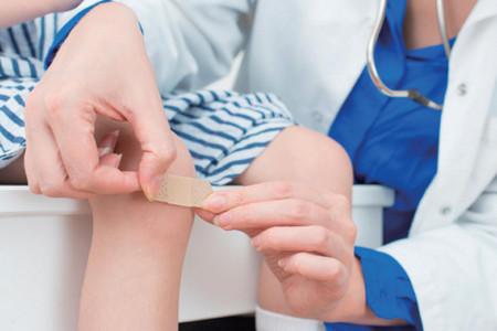 孩子磕碰扭伤怎么办？扭伤后热敷好还是冰敷好