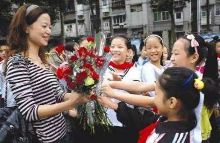 那个从幼儿园到小学毕业没给老师送礼的家长，他的孩子吃亏了吗？