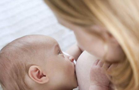 母乳喂养正确含接姿势，不仅奶水出的多又舒服！