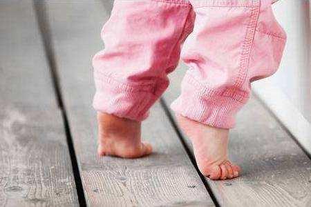 宝宝踮脚尖走路原因 哪些情况必须看医生