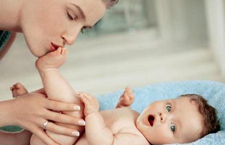 你用“便宜纸巾”给宝宝擦屁股了吗？这4种用纸方法错大了！