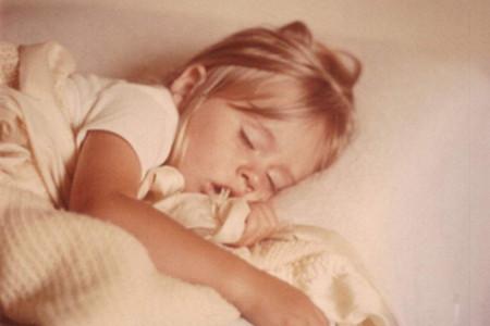 孩子跟老人睡的害处多？这些你不得不注意