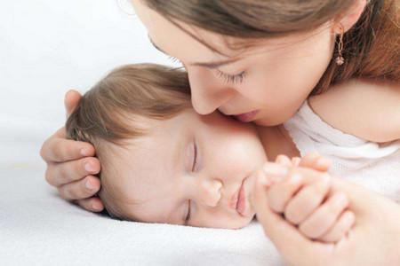 婴儿背带和腰凳对宝宝发育有害吗？